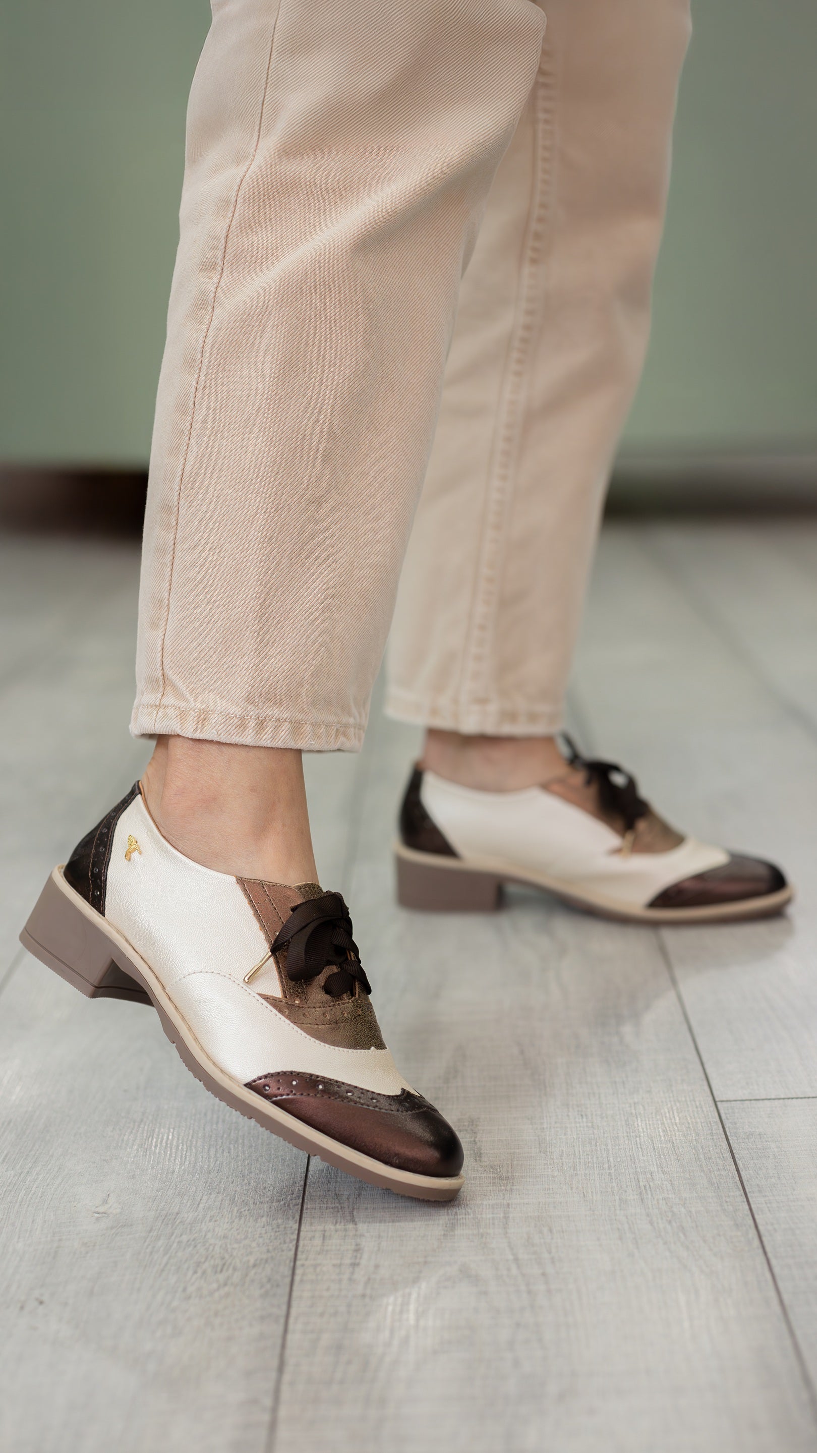 Oxford Wingtip De Punta RedondaMetal-moka