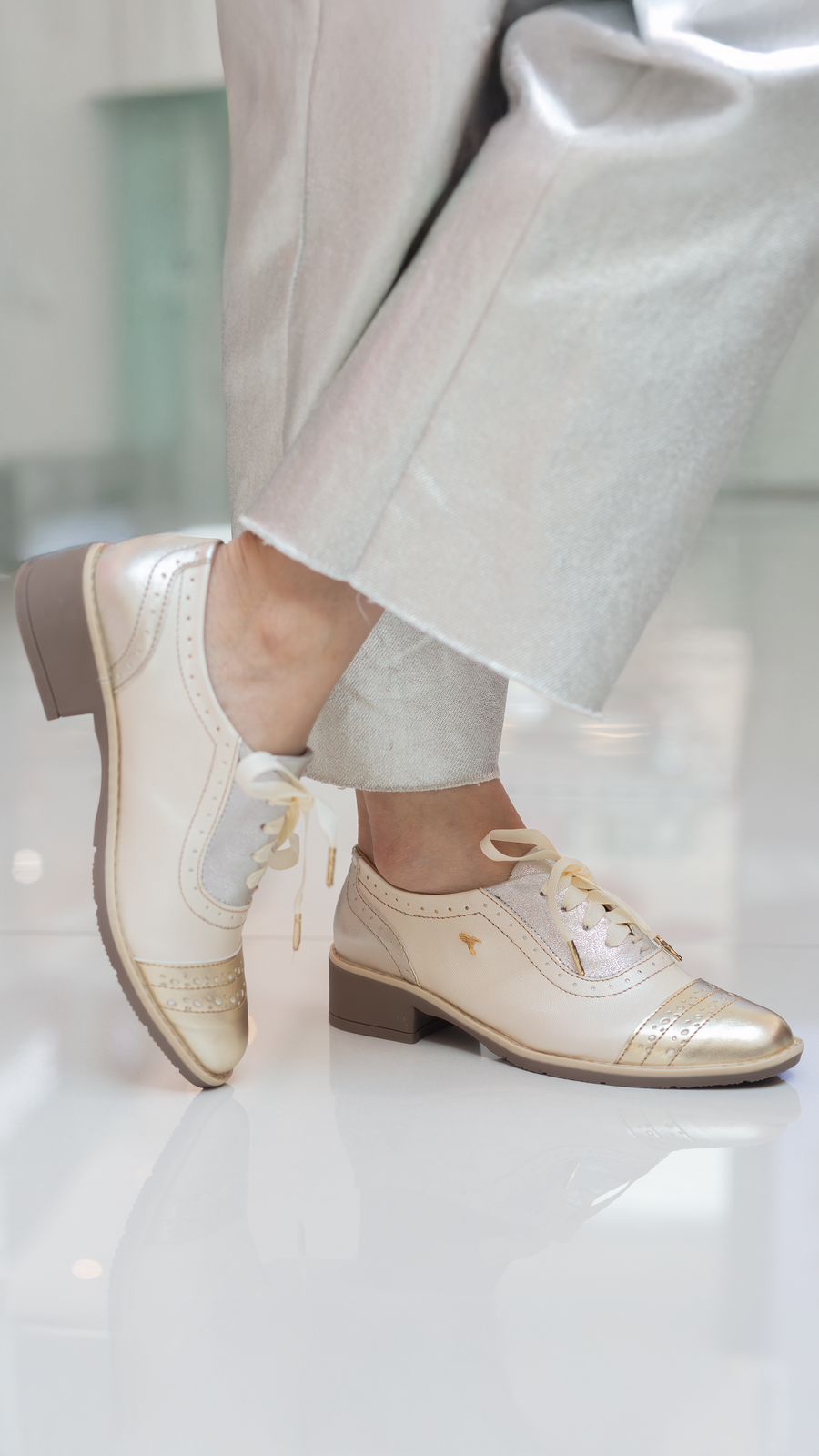 Zapatos oxford y derby para mujer diseñados en Costa Rica por Yahonis Chaves. Estilo clásico, cómodo y versátil con envío nacional e internacional.