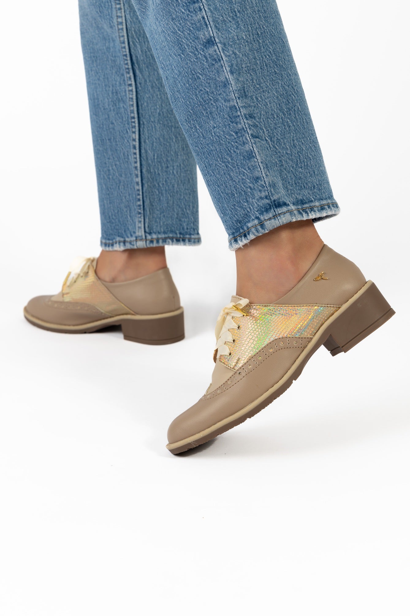 Zapatos oxford y derby para mujer diseñados en Costa Rica por Yahonis Chaves. Estilo clásico, cómodo y versátil con envío nacional e internacional.