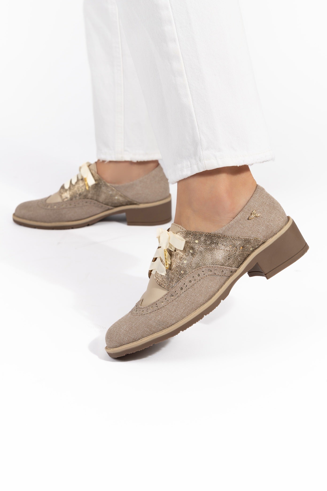 Zapatos oxford y derby para mujer diseñados en Costa Rica por Yahonis Chaves. Estilo clásico, cómodo y versátil con envío nacional e internacional.