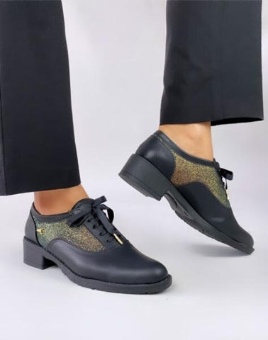 Zapatos oxford y derby para mujer diseñados en Costa Rica por Yahonis Chaves. Estilo clásico, cómodo y versátil con envío nacional e internacional.