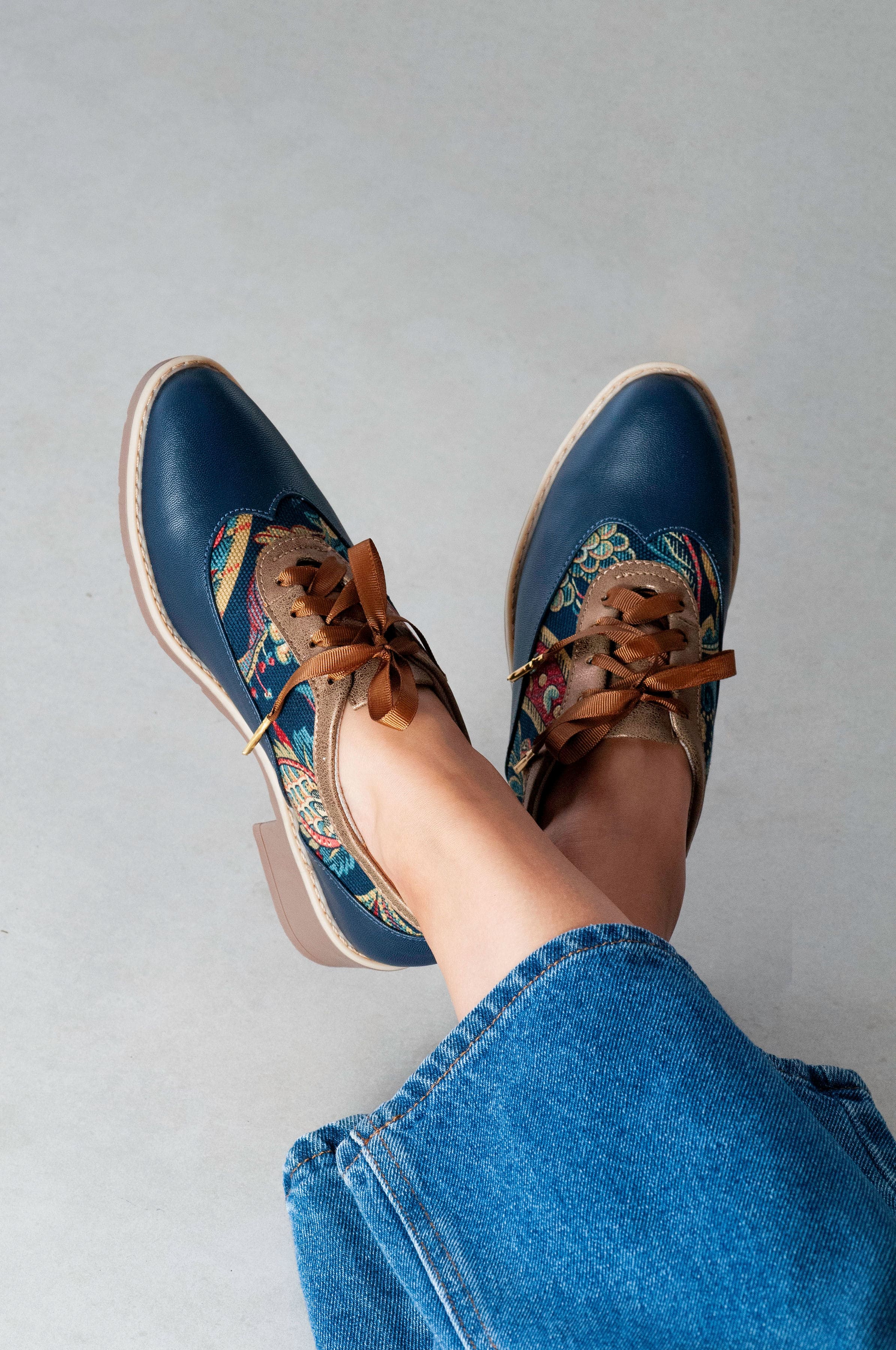 Zapatos oxford y derby para mujer diseñados en Costa Rica por Yahonis Chaves. Estilo clásico, cómodo y versátil con envío nacional e internacional.