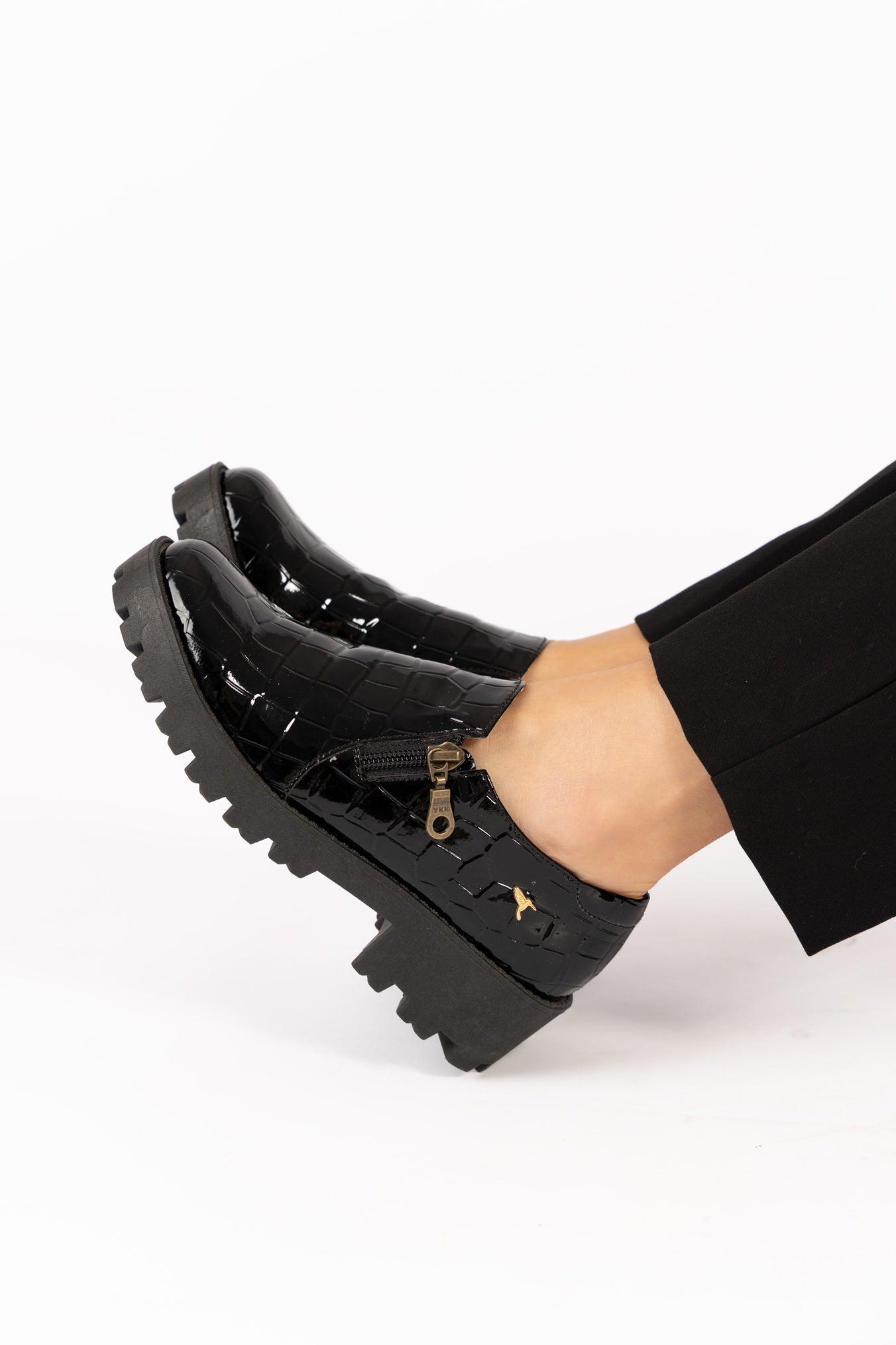 Mocasín Punta Redonda Con Zipper Lagarto Negro