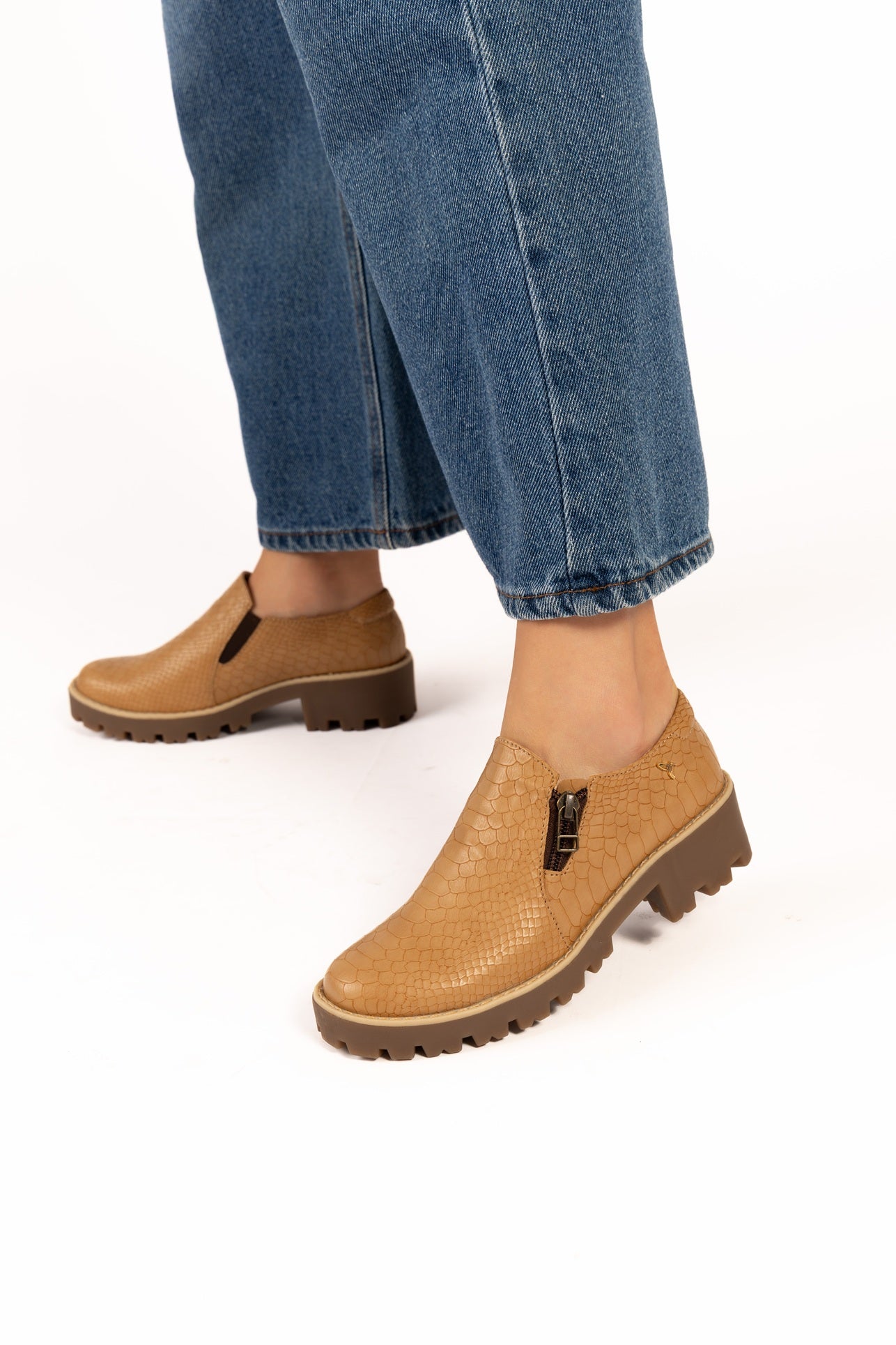 Mocasín Punta Redonda Con Zipper Piton Camel