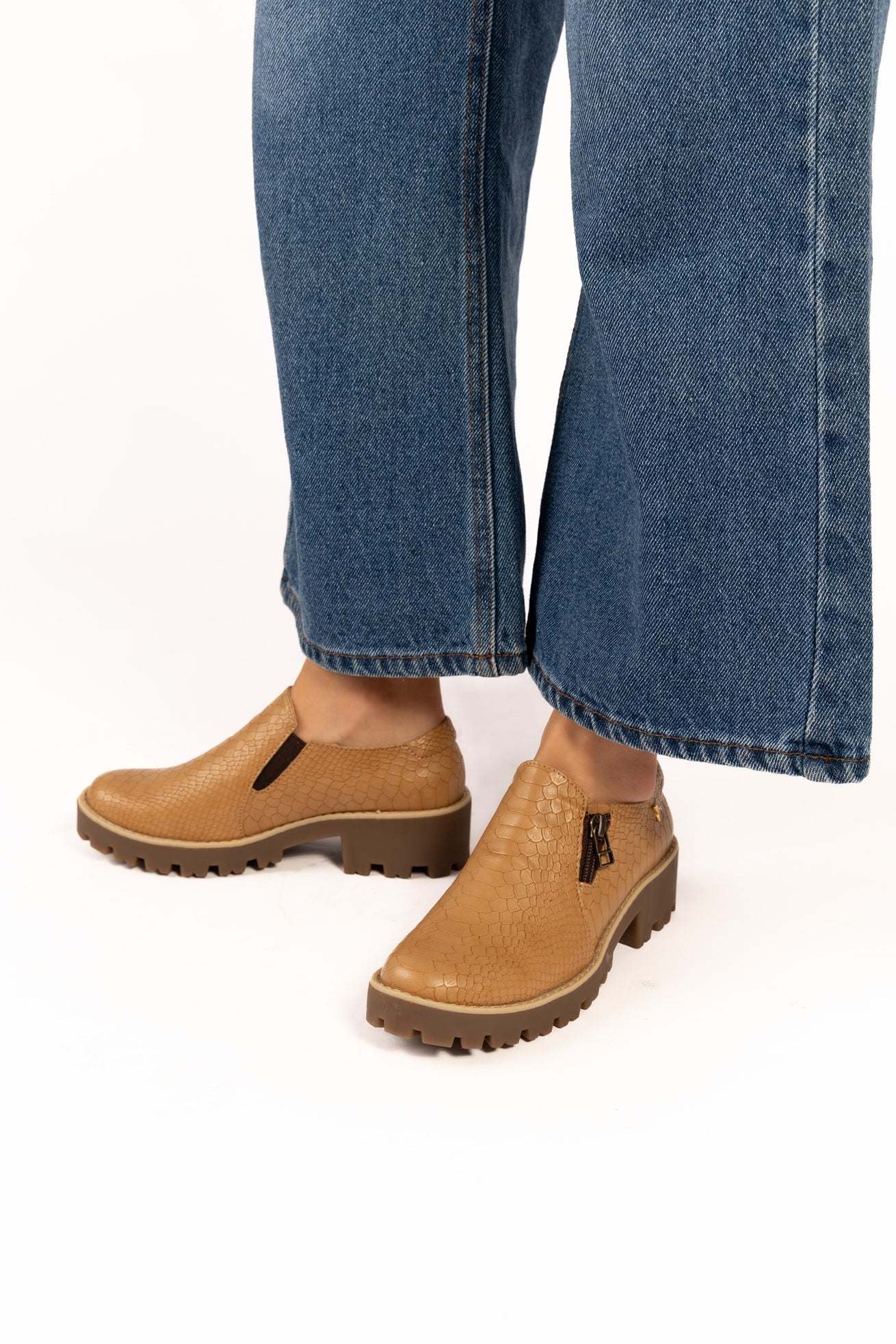 Mocasín Punta Redonda Con Zipper Piton Camel