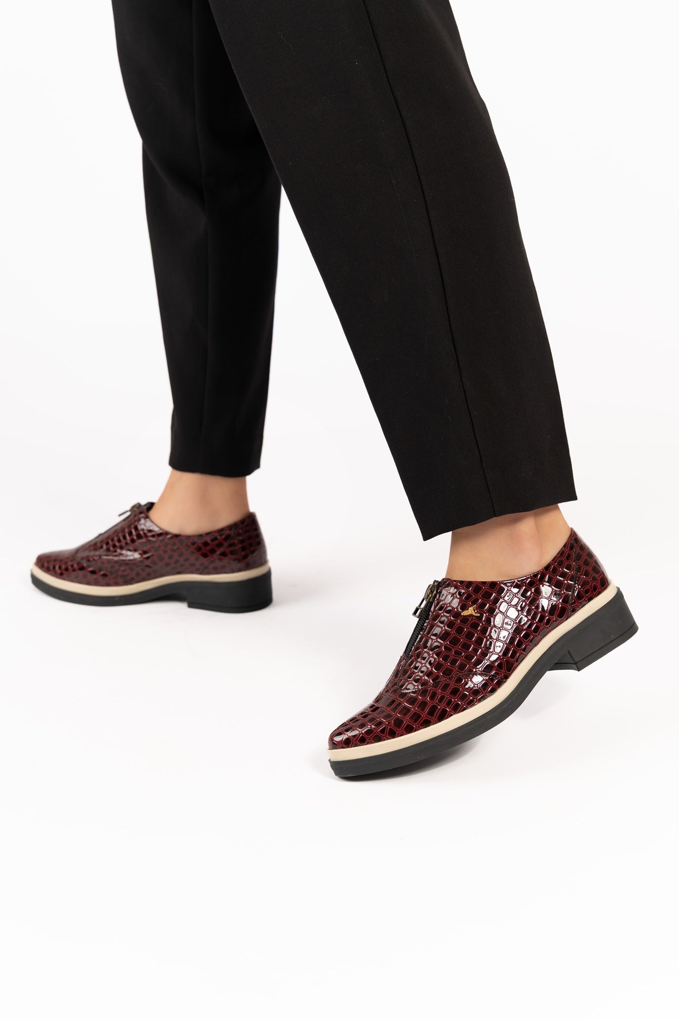 Zapatos oxford y derby para mujer diseñados en Costa Rica por Yahonis Chaves. Estilo clásico, cómodo y versátil con envío nacional e internacional.