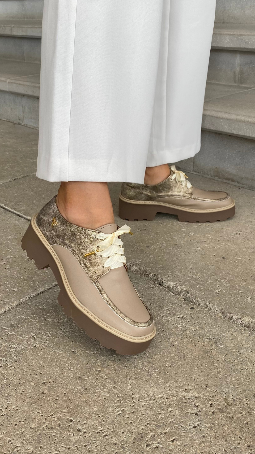 Zapatos oxford y derby para mujer diseñados en Costa Rica por Yahonis Chaves. Estilo clásico, cómodo y versátil con envío nacional e internacional.