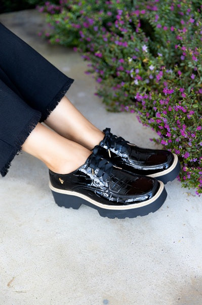 Zapatos oxford y derby para mujer diseñados en Costa Rica por Yahonis Chaves. Estilo clásico, cómodo y versátil con envío nacional e internacional.