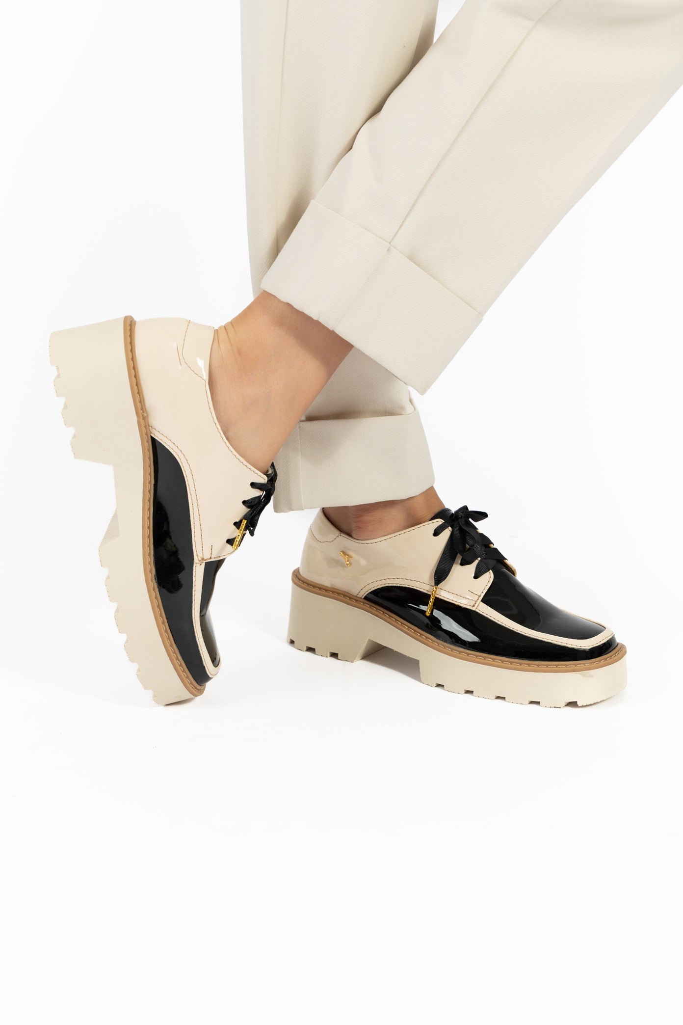Zapatos oxford y derby para mujer diseñados en Costa Rica por Yahonis Chaves. Estilo clásico, cómodo y versátil con envío nacional e internacional.
