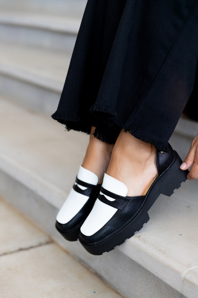 Cut-Out Square Toe Loafer Black-Plain