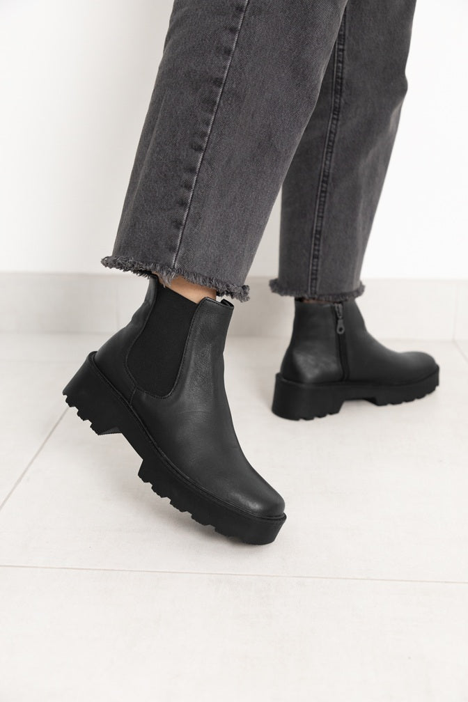Botin Chelsea Punta Cuadrada Negro-Liso