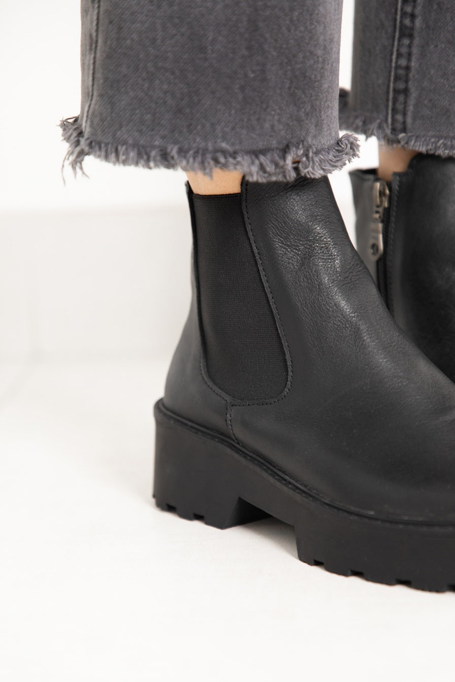 Botin Chelsea Punta Cuadrada Negro-Liso