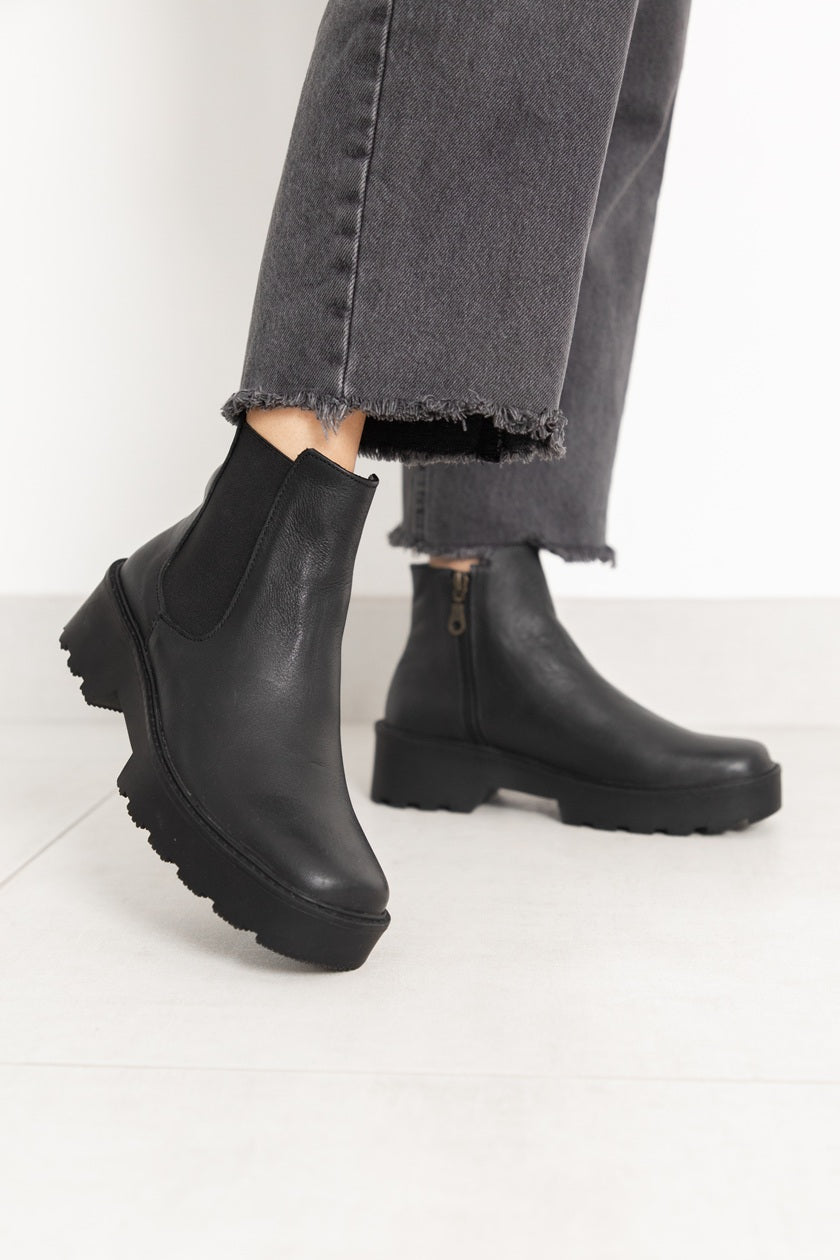 Botin Chelsea Punta Cuadrada Negro-Liso
