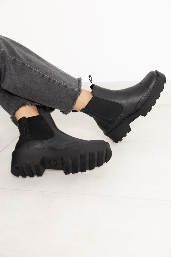 Chelsea Wingtip Square Toe Boot Black-Plain