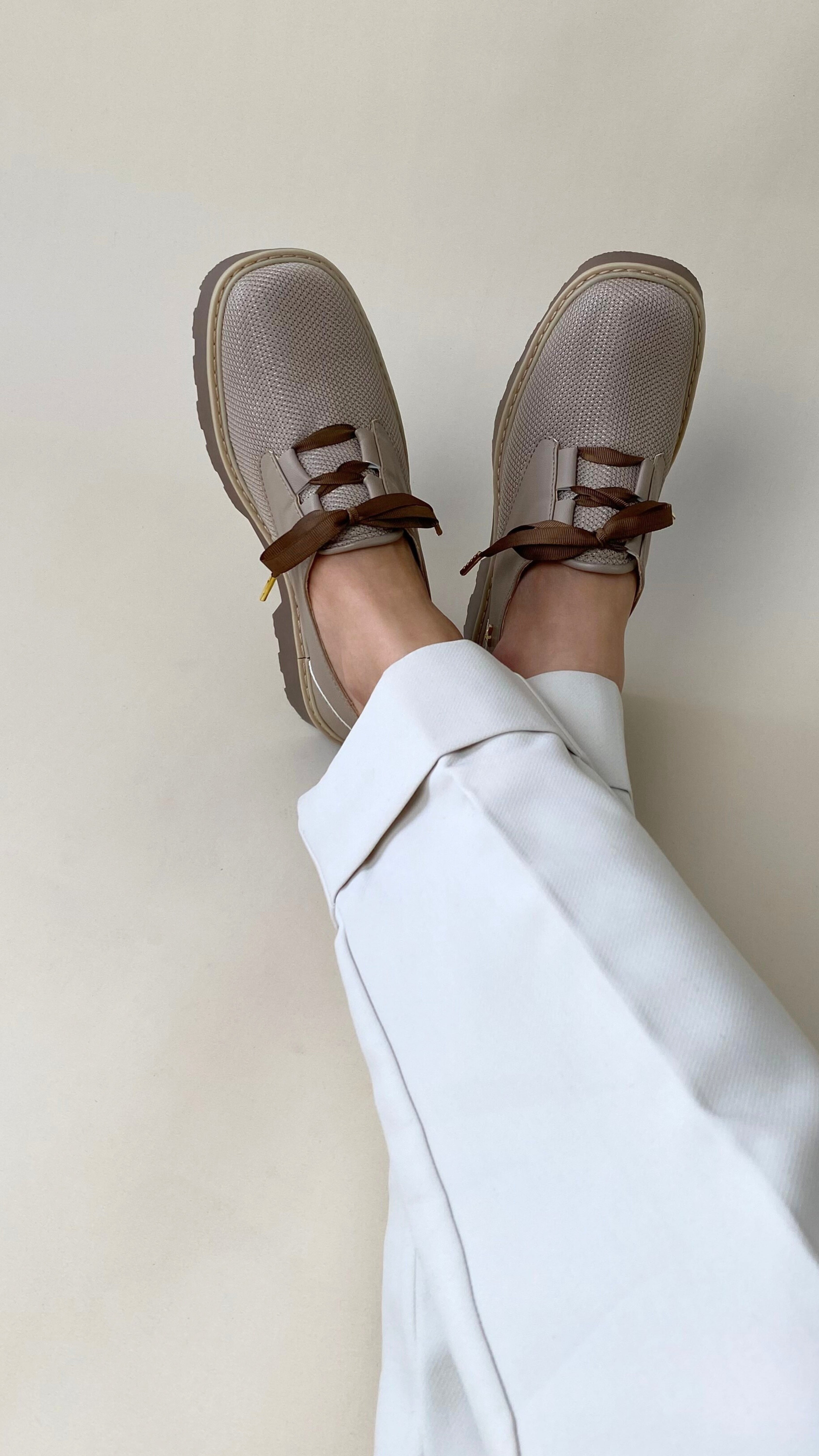 Zapatos oxford y derby para mujer diseñados en Costa Rica por Yahonis Chaves. Estilo clásico, cómodo y versátil con envío nacional e internacional.