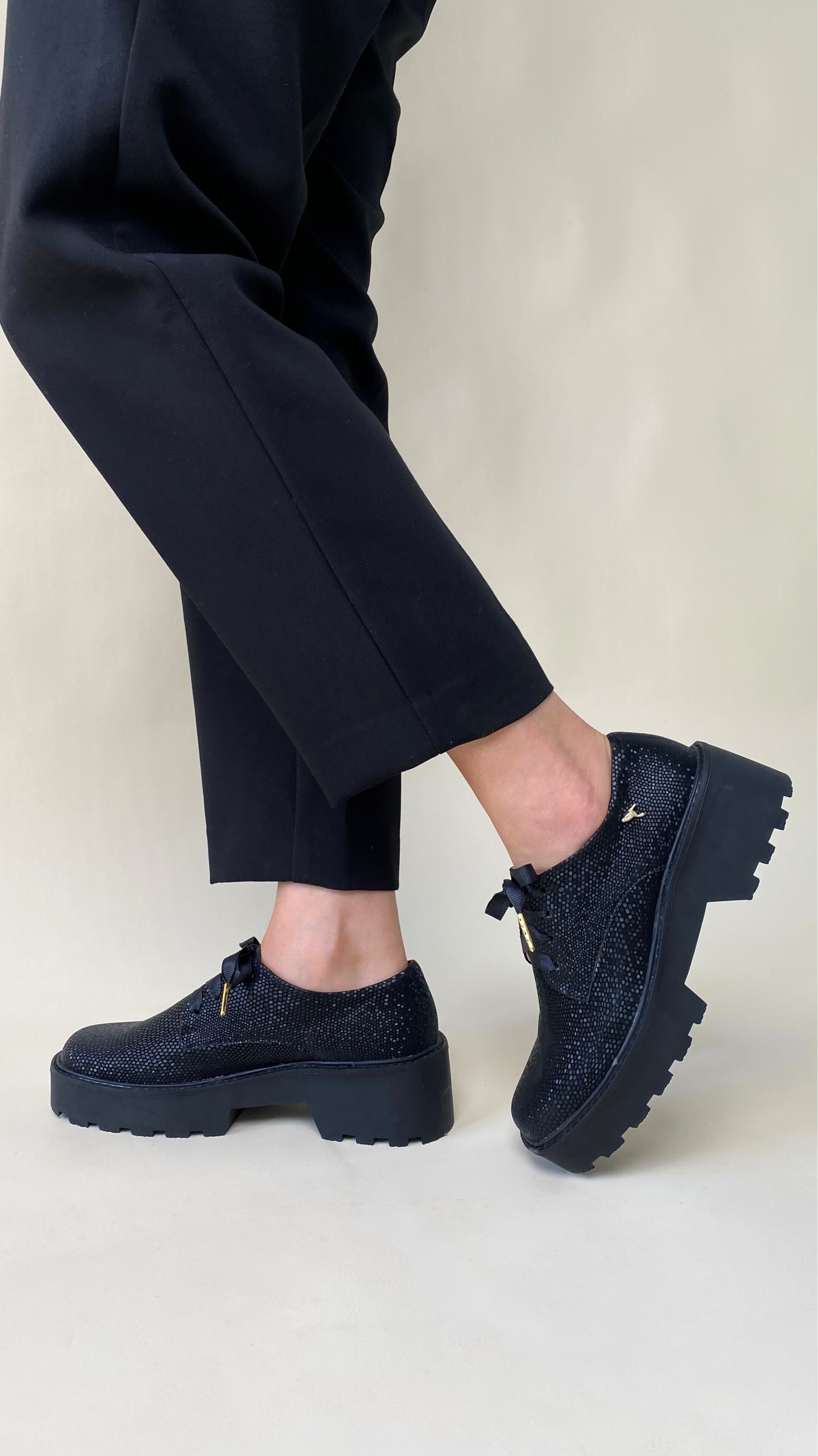 Zapatos oxford y derby para mujer diseñados en Costa Rica por Yahonis Chaves. Estilo clásico, cómodo y versátil con envío nacional e internacional.