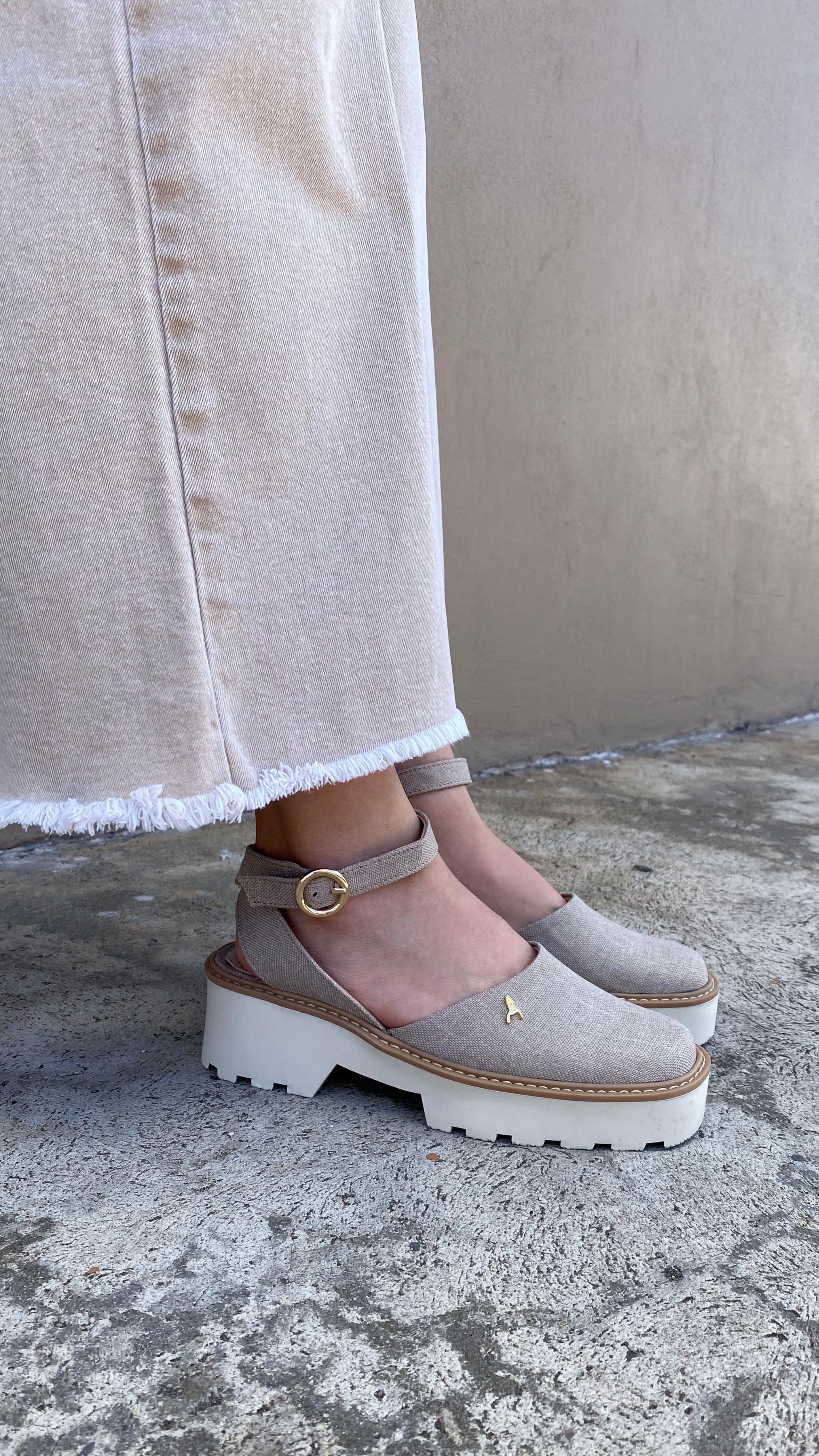 Sandalias para mujer diseñadas en Costa Rica. Estilos cómodos, modernos y versátiles con envío a todo Costa Rica e internacional.