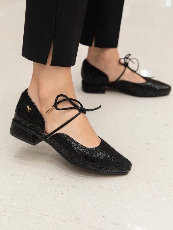 Flat Lace-Up Negro