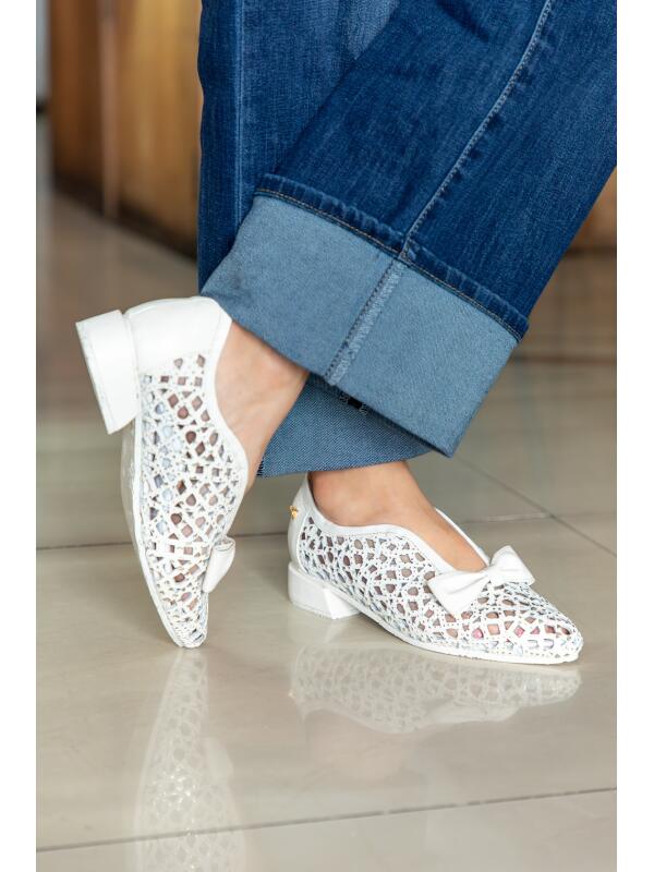 Mocasín Tipo Slip-On con Lazo Blanco Ostra