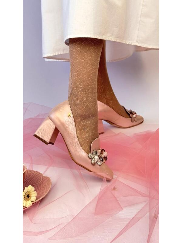 Tacon con Flores Artesanales en Cuero Rosado