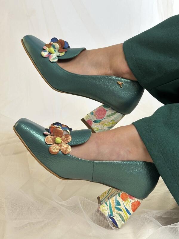 Tacon con Flores Artesanales en Cuero Verde