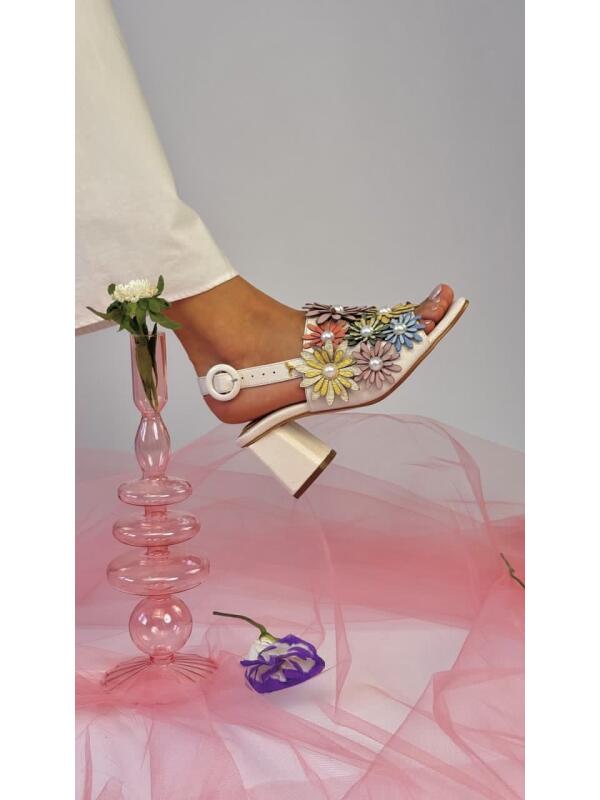Sandalias de cuero para mujer diseñadas en Costa Rica. Estilos cómodos, modernos y versátiles con envío a todo Costa Rica e internacional.
