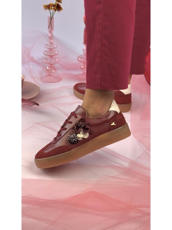 Tenis de cuero para mujer diseñados en Costa Rica. Calzado cómodo, casual y versátil con envío a todo Costa Rica e internacional.