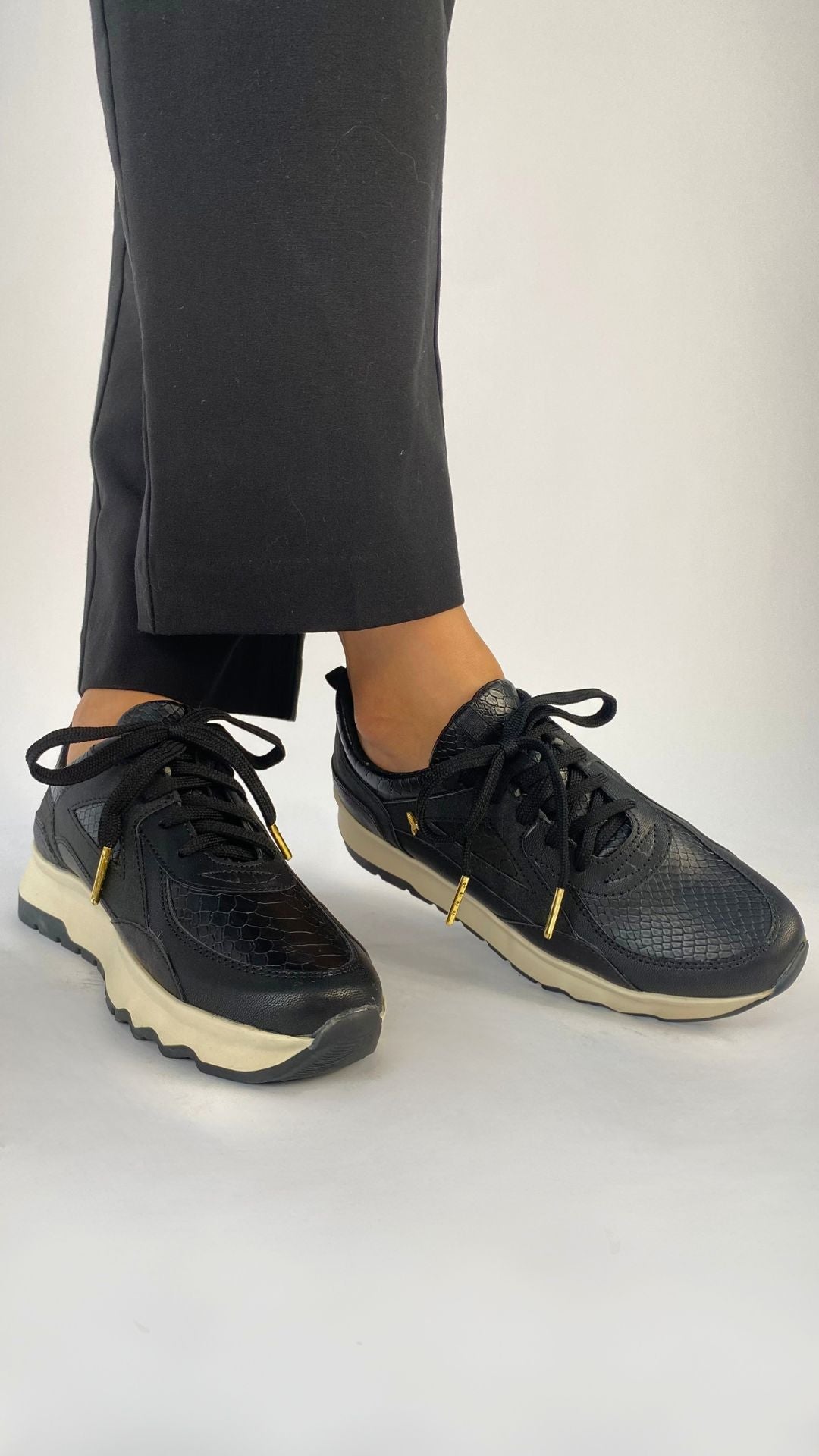 Tenis Urbanos Esenciales Negro