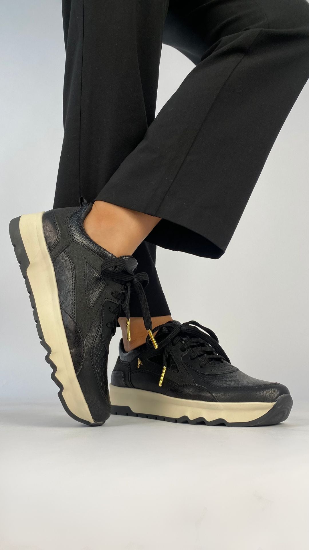 Tenis Urbanos Esenciales Negro