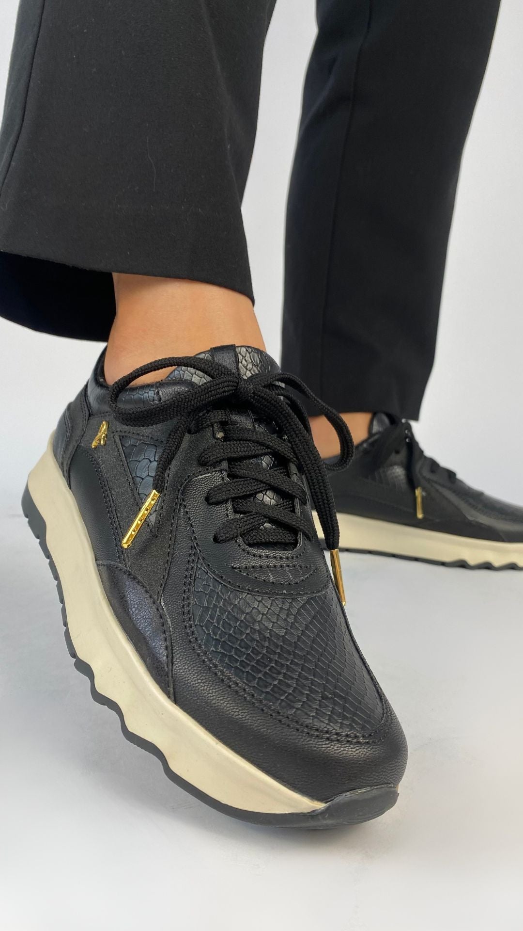Tenis Urbanos Esenciales Negro