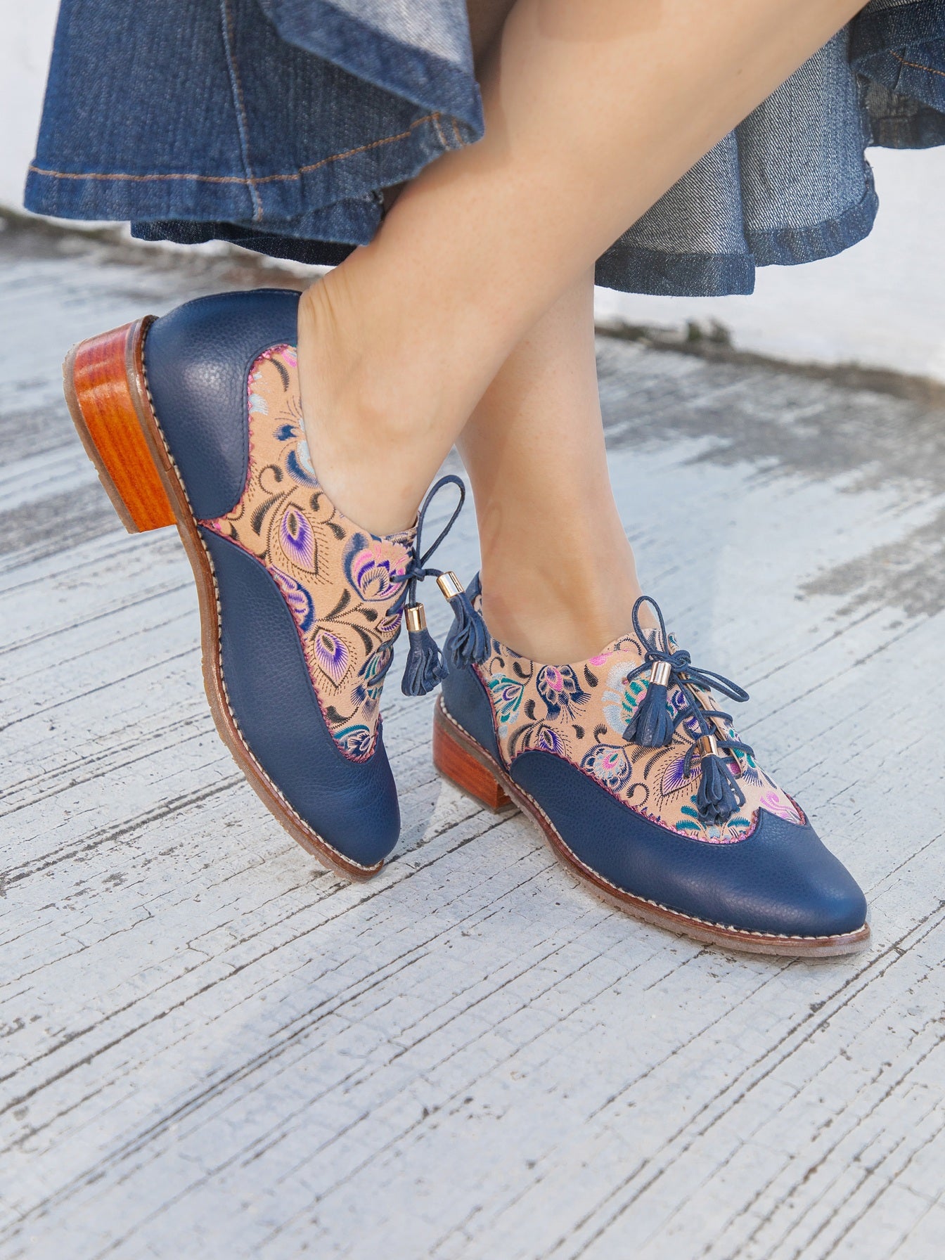 Zapatos oxford y derby de cuero para mujer diseñados en Costa Rica por Yahonis Chaves. Estilo clásico, cómodo y versátil con envío nacional e internacional.