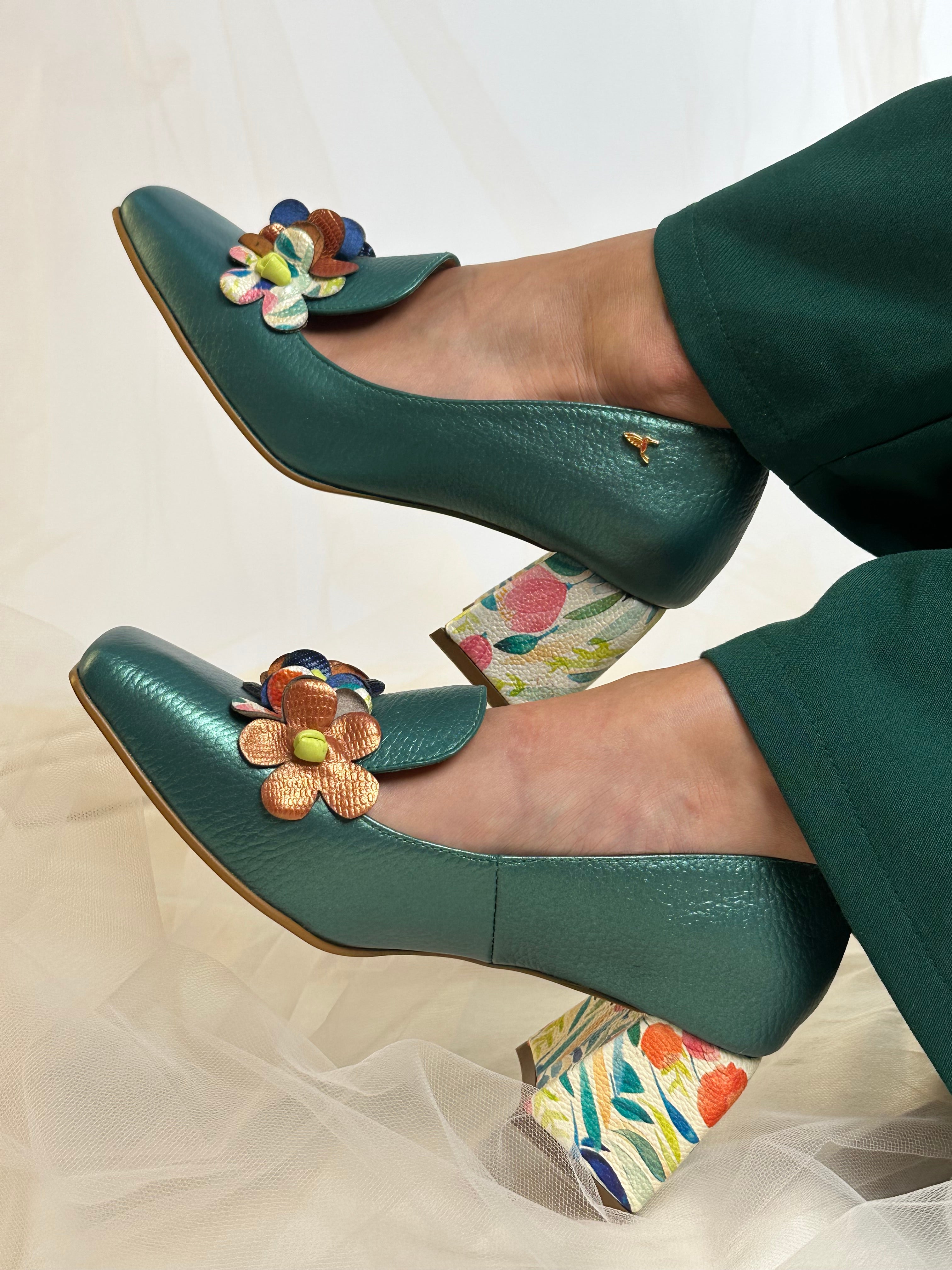 Tacon con Flores Artesanales en Cuero Verde
