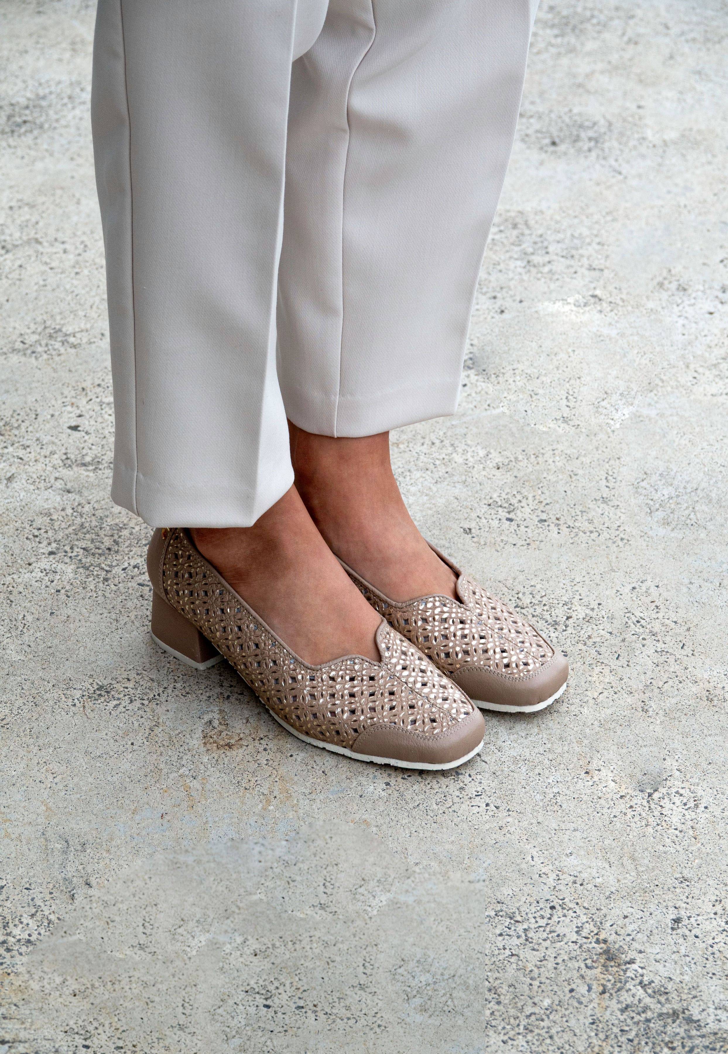 Mocasines de cuero para mujer hechos en Costa Rica. Diseño cómodo, elegante y versátil para uso diario con envío nacional e internacional.