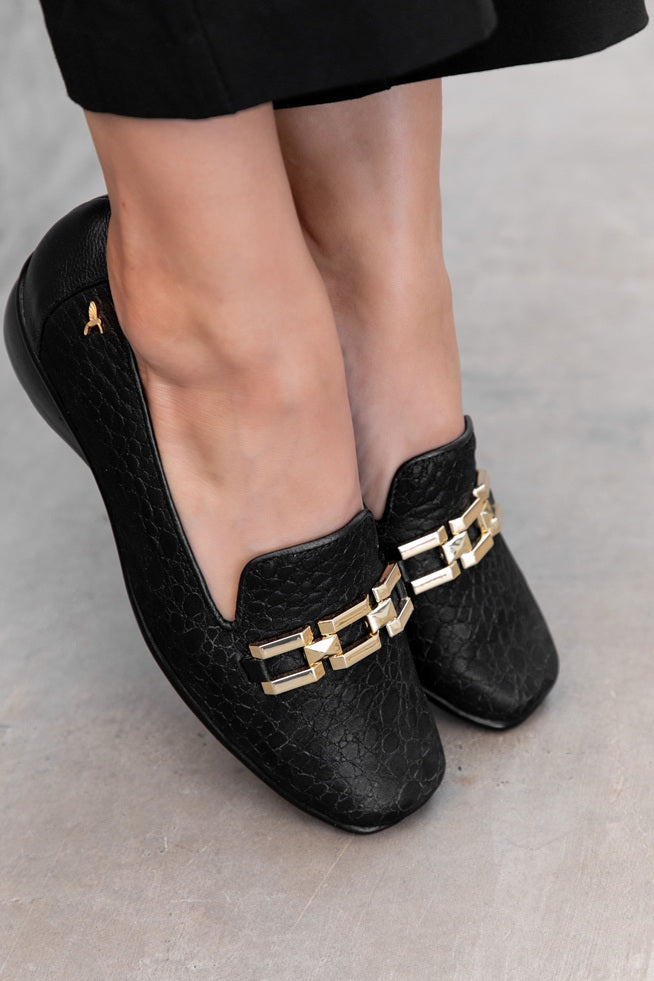 Mocasines de cuero para mujer hechos en Costa Rica. Diseño cómodo, elegante y versátil para uso diario con envío nacional e internacional.