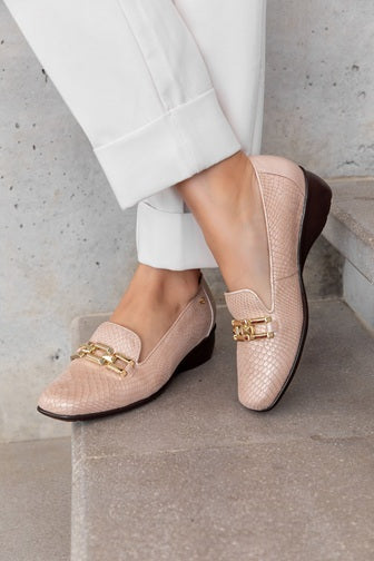 Mocasines de cuero para mujer hechos en Costa Rica. Diseño cómodo, elegante y versátil para uso diario con envío nacional e internacional.