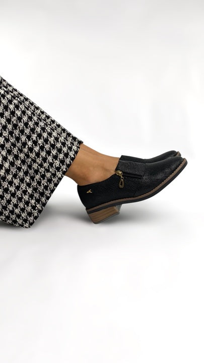 Mocasines de cuero para mujer hechos en Costa Rica. Diseño cómodo, elegante y versátil para uso diario con envío nacional e internacional.