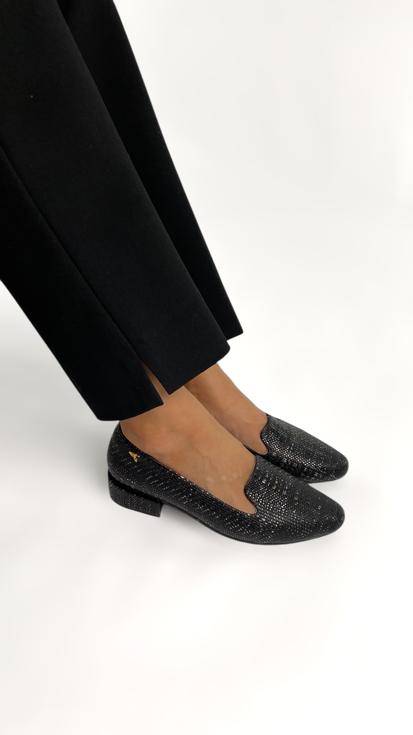 Mocasines de cuero para mujer hechos en Costa Rica. Diseño cómodo, elegante y versátil para uso diario con envío nacional e internacional.