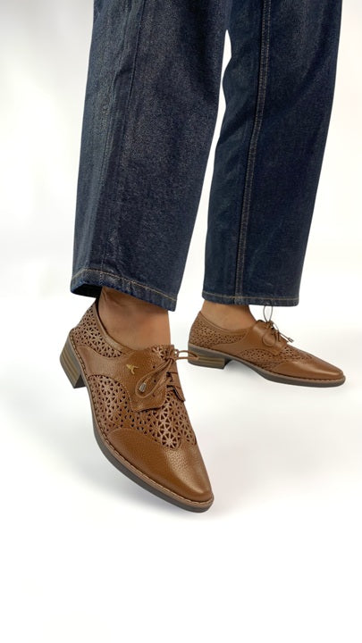 Zapatos oxford y derby de cuero para mujer diseñados en Costa Rica por Yahonis Chaves. Estilo clásico, cómodo y versátil con envío nacional e internacional.