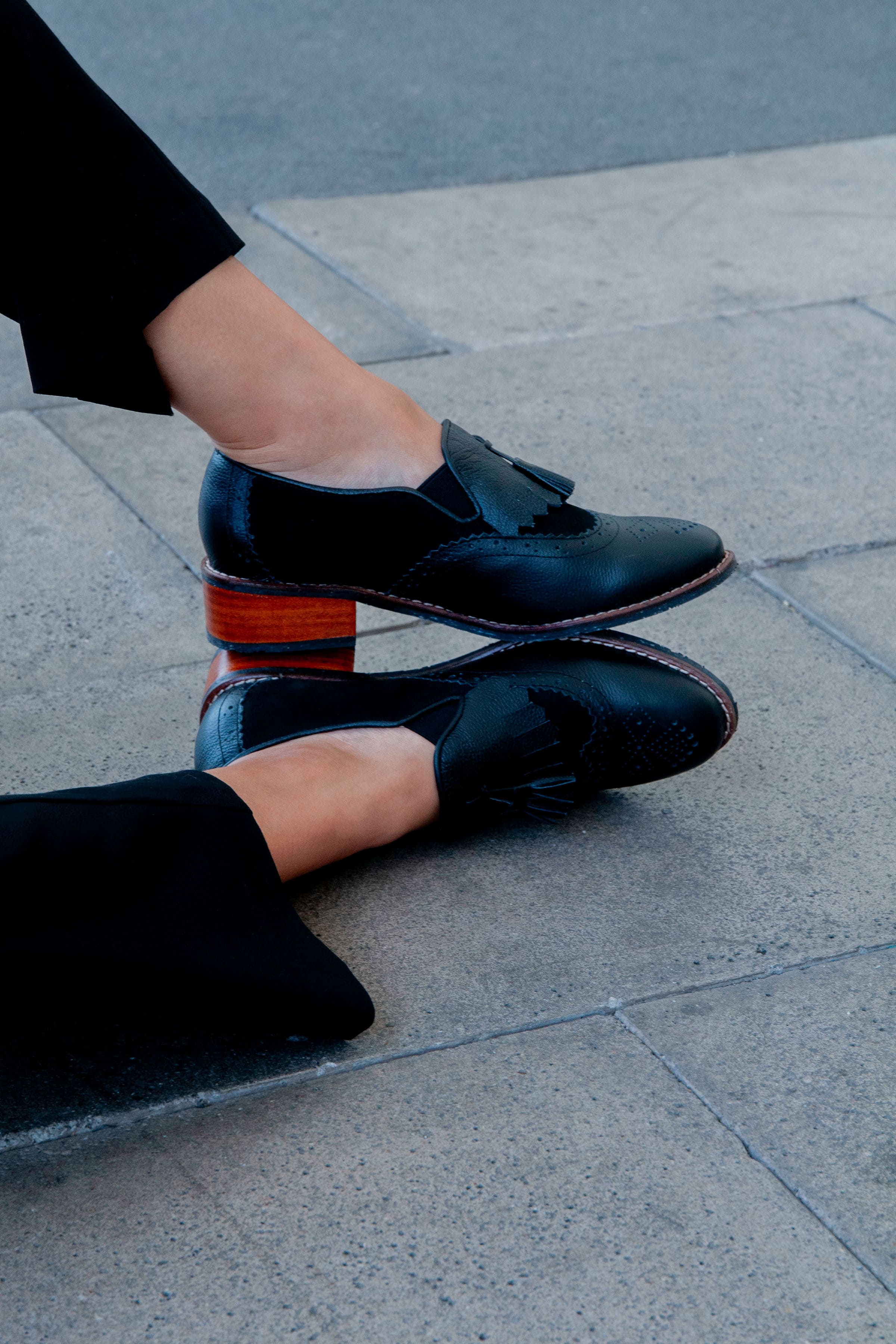 Mocasín Wingtip con Pompones Negro-Liso