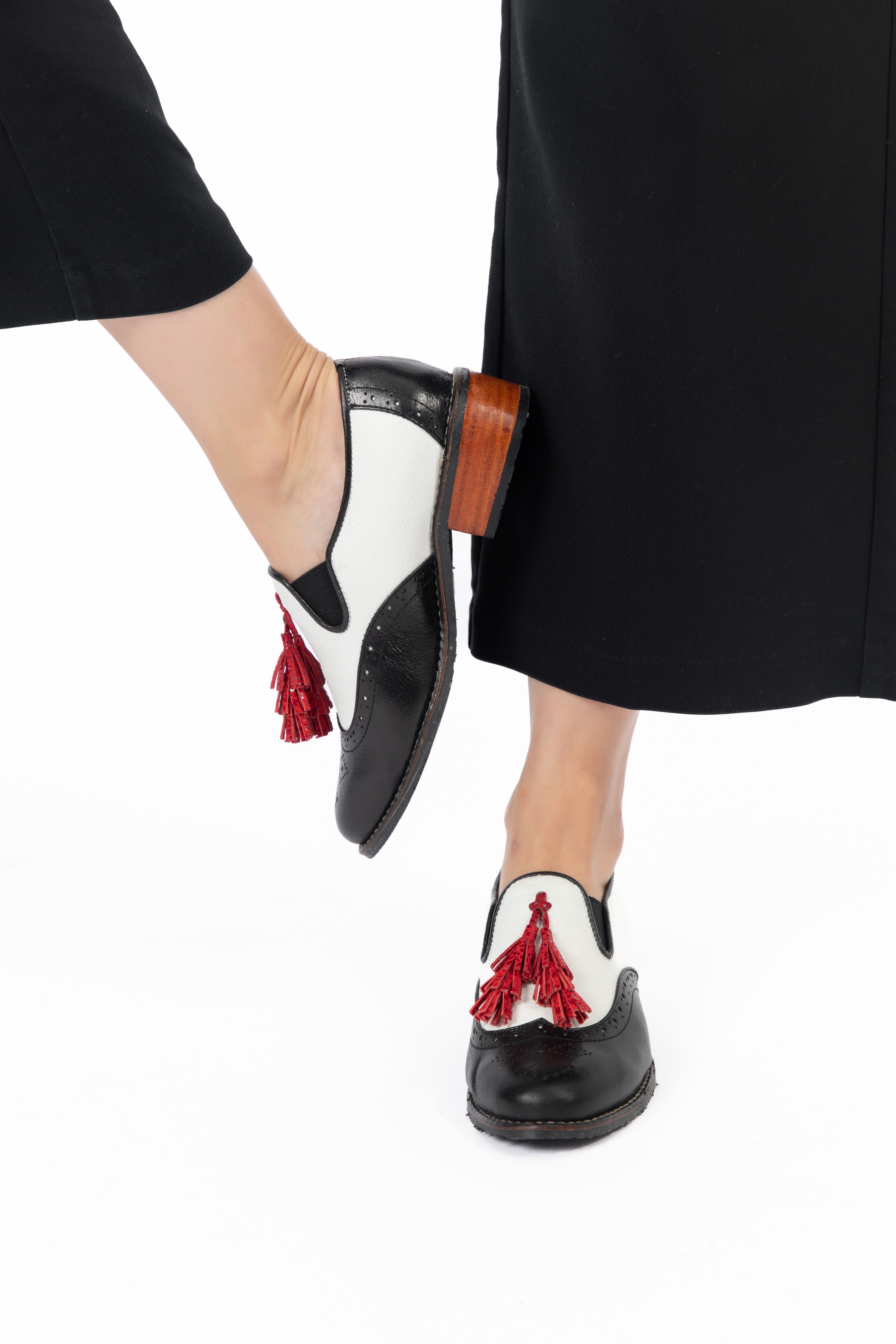 Mocasín Wingtip con Pompones Negro
