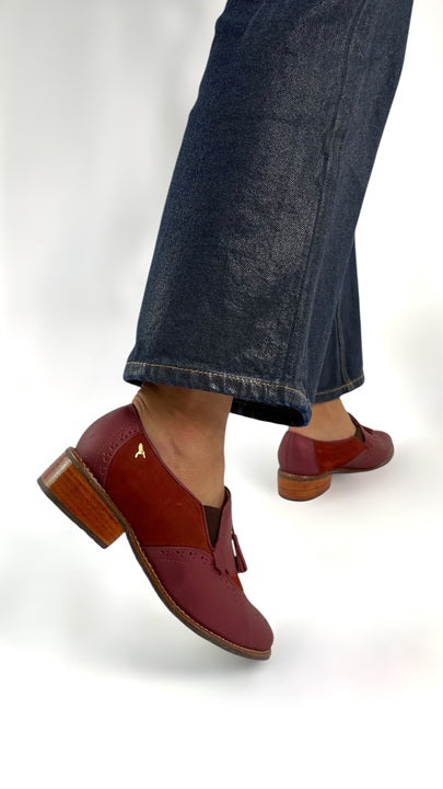 Mocasines de cuero para mujer hechos en Costa Rica. Diseño cómodo, elegante y versátil para uso diario con envío nacional e internacional.