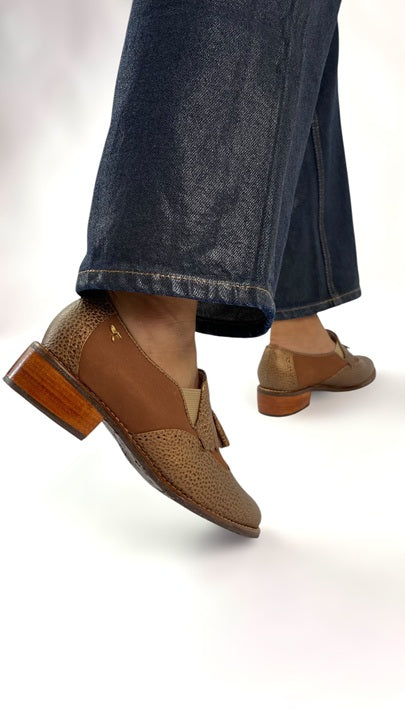 Mocasín Wingtip con Pompones Crazy Miel