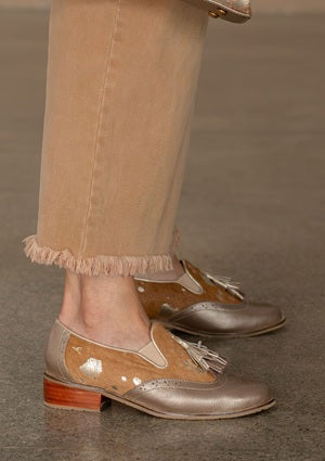 Mocasines de cuero para mujer hechos en Costa Rica. Diseño cómodo, elegante y versátil para uso diario con envío nacional e internacional.