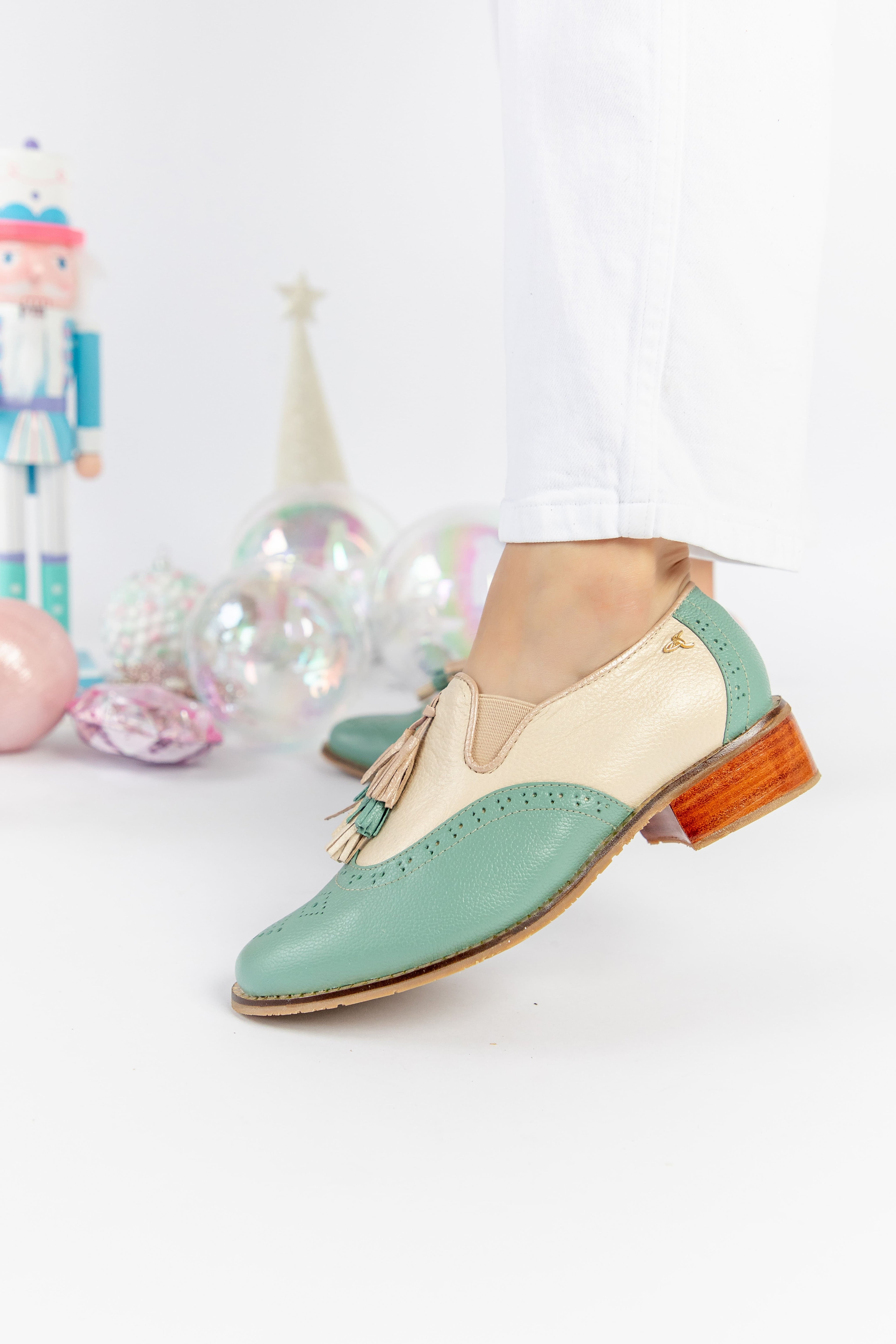 Mocasines de cuero para mujer hechos en Costa Rica. Diseño cómodo, elegante y versátil para uso diario con envío nacional e internacional.