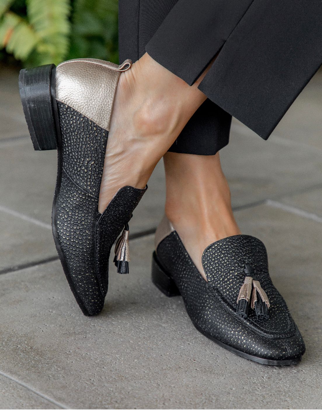 Mocasines de cuero para mujer hechos en Costa Rica. Diseño cómodo, elegante y versátil para uso diario con envío nacional e internacional.