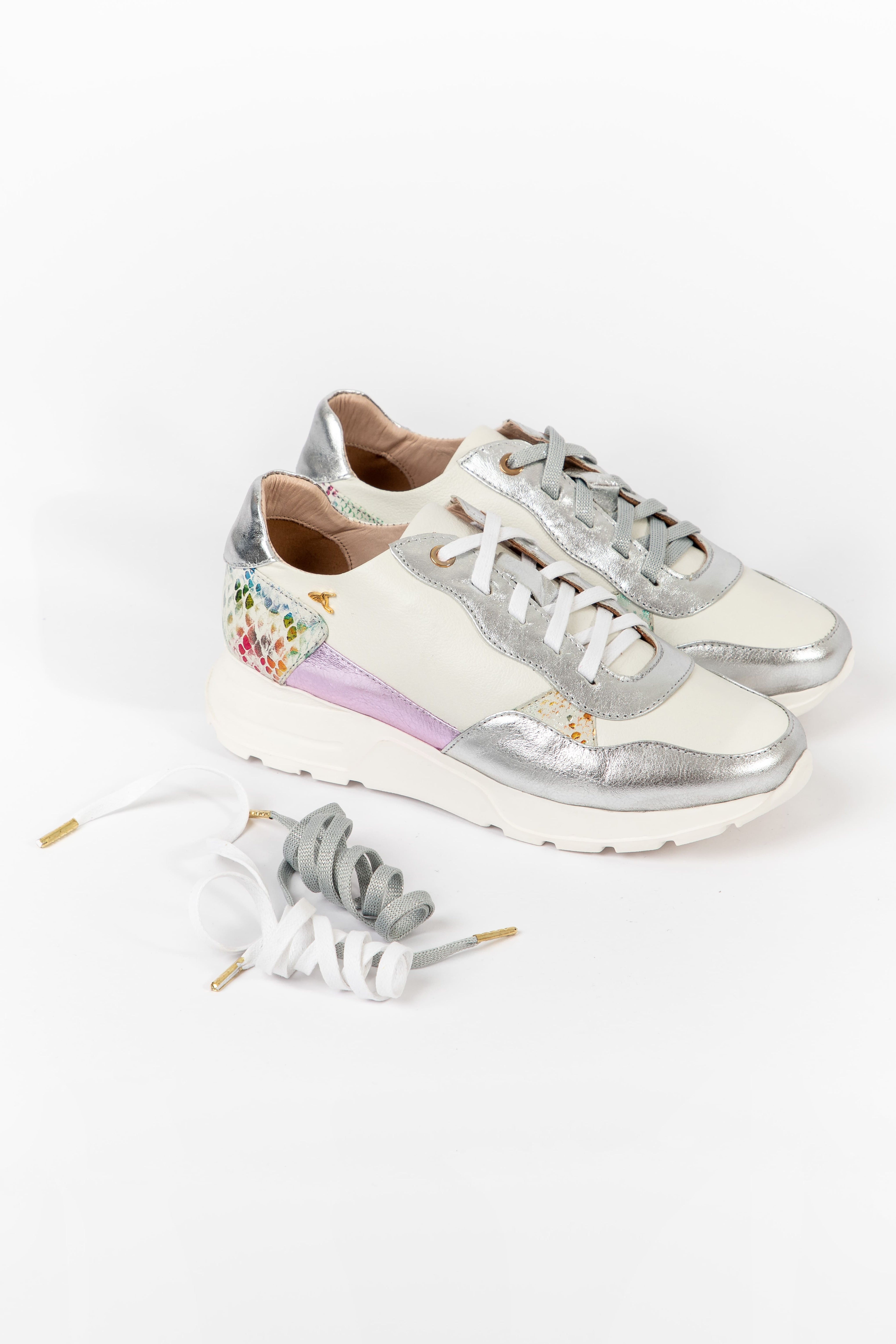 Tenis de cuero para mujer diseñados en Costa Rica. Calzado cómodo, casual y versátil con envío a todo Costa Rica e internacional.