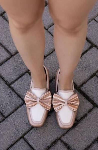 Mocasines de cuero para mujer hechos en Costa Rica. Diseño cómodo, elegante y versátil para uso diario con envío nacional e internacional.