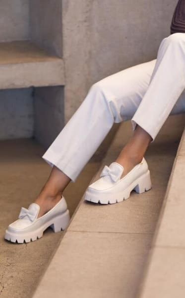 Mocasines de cuero para mujer hechos en Costa Rica. Diseño cómodo, elegante y versátil para uso diario con envío nacional e internacional.
