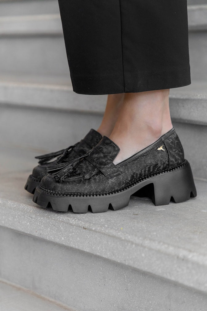 Mocasines de cuero para mujer hechos en Costa Rica. Diseño cómodo, elegante y versátil para uso diario con envío nacional e internacional.