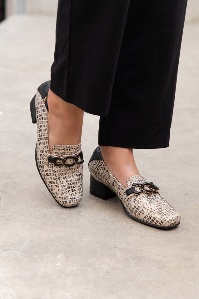 Mocasín Timeless con Accesorio de Lujo Beige